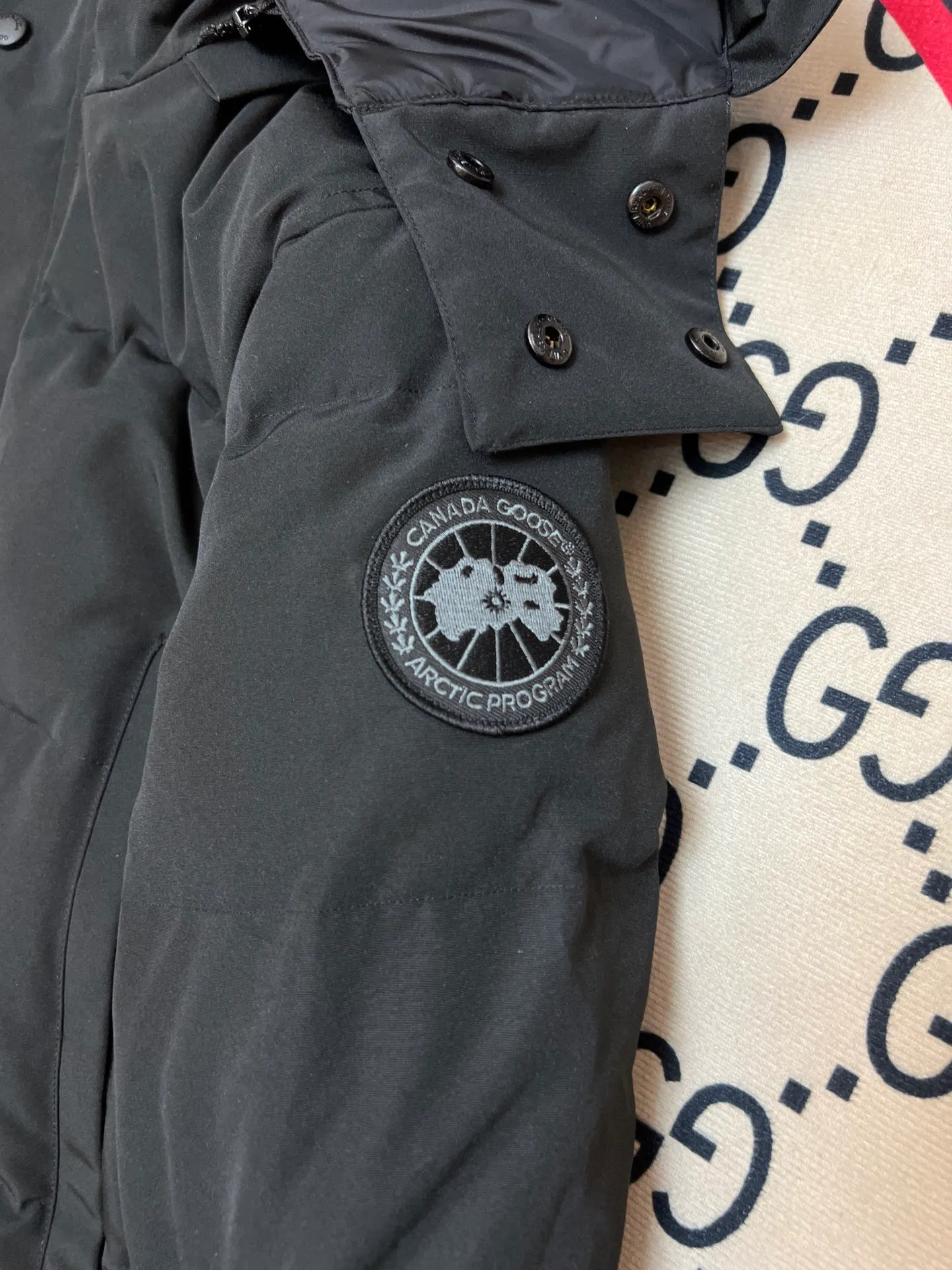 P800 Canada Goose Wyndham Parka has 29 styles for men and women. The hood and fur collar are detachable. My personal favorite is simple and elegant. It is clean and tidy. All Arctic and Antarctic scientific expedition teams choose Canada Goose as their cold wear. It is the Rolls-Royce of down jackets. ➖ Industry-leading anti-counterfeiting chip sensing. ➖ Imported Behringer embroidery machines and customized embroidery labels, the highest level and industry leading. ➖ Imported Korean 21-count polyester-cotton blended original fabric, TC85 waterproof coated fabric, water-repellent, windproof and wear-resistant. ➖ The new national standard 80 white duck down is filled with an average of 520 grams of down. The amount of down filled is industry-leading. ➖ 100% nylon lining with double double-layer sealing design to prevent velvet running, and seamless thread design on the cuffs! ➖ Western Canadian Green Wolf Collar. ➖ Yoshida YKK provides original factory-customized electroplated sliders. YKK two-way lockable zippers are tight and smooth and do not peel off paint. ➖ 3M composite Velcro is durable and the accessories and hardware are all custom-made. Note: Our copywriting is only simple and clear. Instead of bragging about the copywriting, it is better to compare and understand with samples. Only for the purest goose, the most dedicated, the most professional, the highest quality, the highest cost performance! SIZE:S-XXL [With size chart]